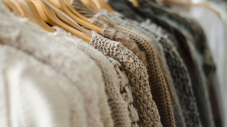 Modne swetry damskie na jesień i zimę