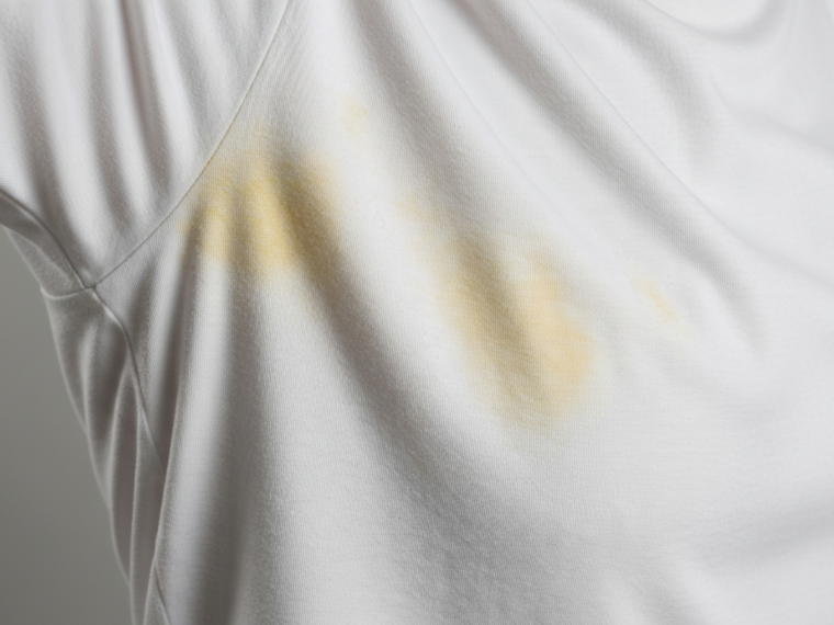 Żółte plamy pod pachami