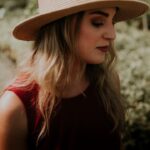 Sukienka na wesele dla 40-latki: jak wybrać odpowiedni strój