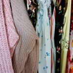 Jakie dodatki do musztardowej sukienki?