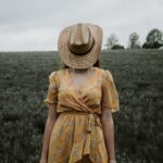 Jakie buty do granatowej sukienki w grochy?