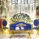 Jakie dodatki do musztardowej sukienki?