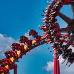 Bordowe spodnie – co pasuje?